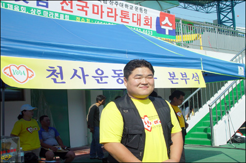 소년소녀가장들을 위한 공부방 운영을 맡고 있는 최용수 '참빛' 팀장 